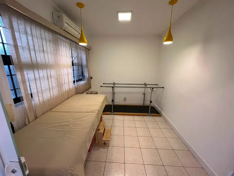 Espaço de terapia da Clínica MoviMente com equipamentos para treino de marcha e equilíbrio