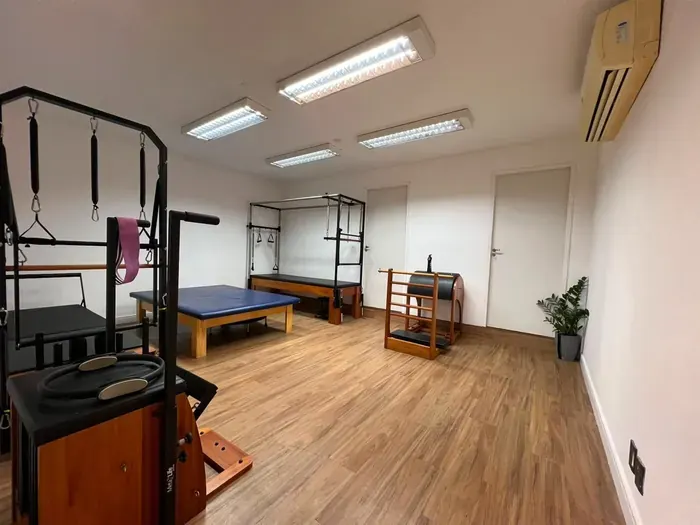 Área de exercícios terapêuticos da Clínica MoviMente, preparada para reabilitação neurológica