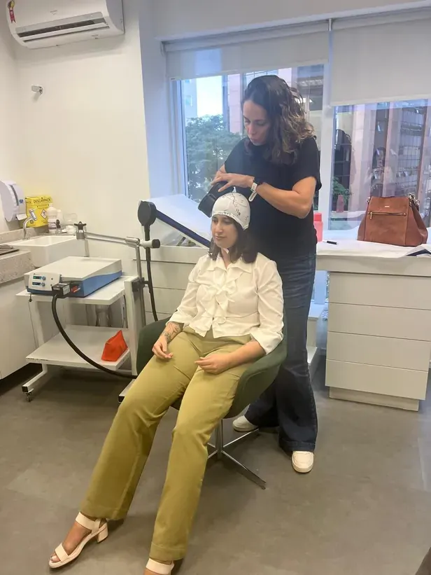 Aplicação de neuromodulação não invasiva por estimulação transcraniana de corrente contínua (ETCC/tDCS) durante sessão de fisioterapia